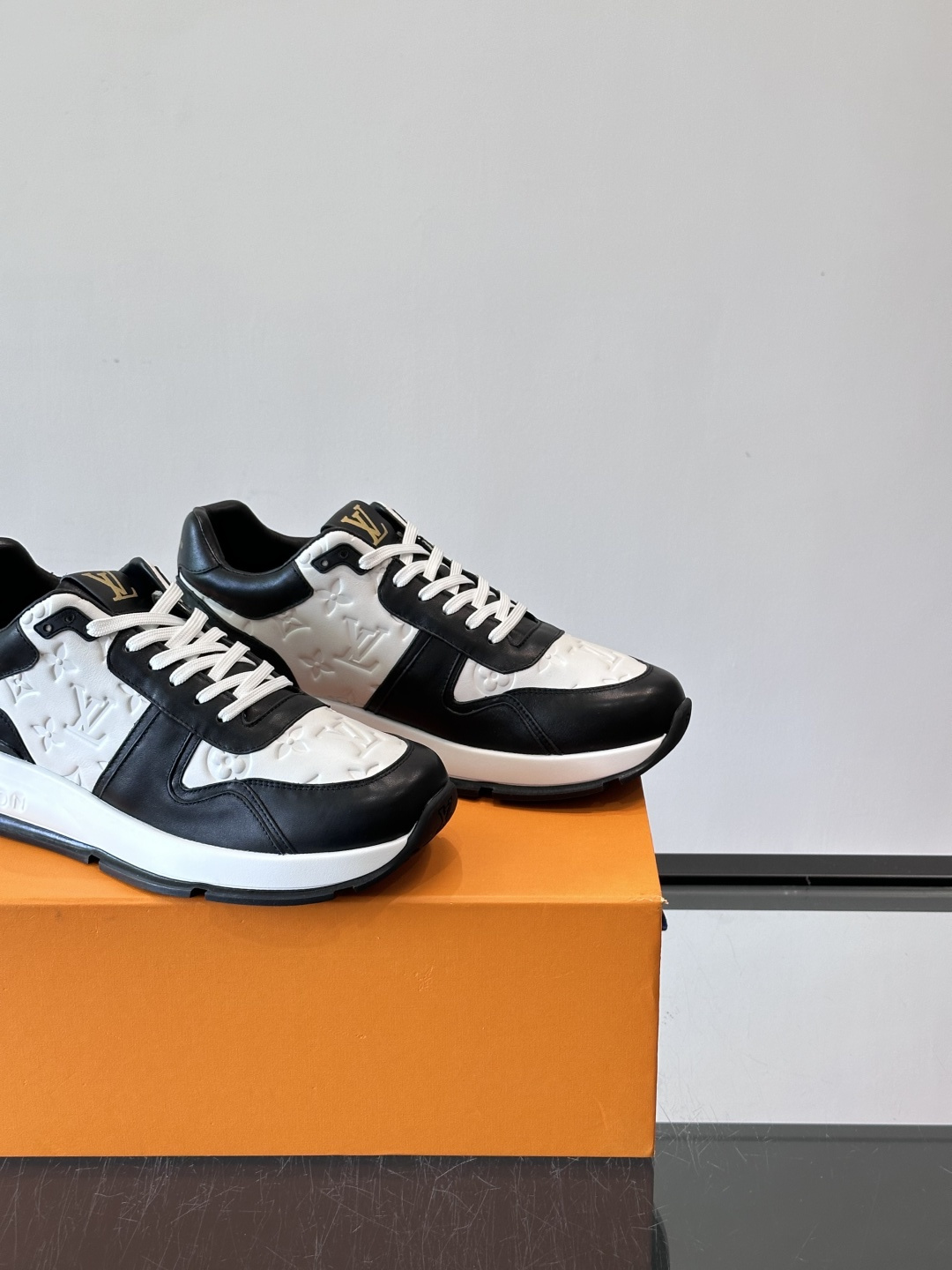 LV 男士休闲运动鞋，经典配色，优质皮革+Monogram压纹，奢华感满满。橡胶鞋底抓地力强，日常穿搭或