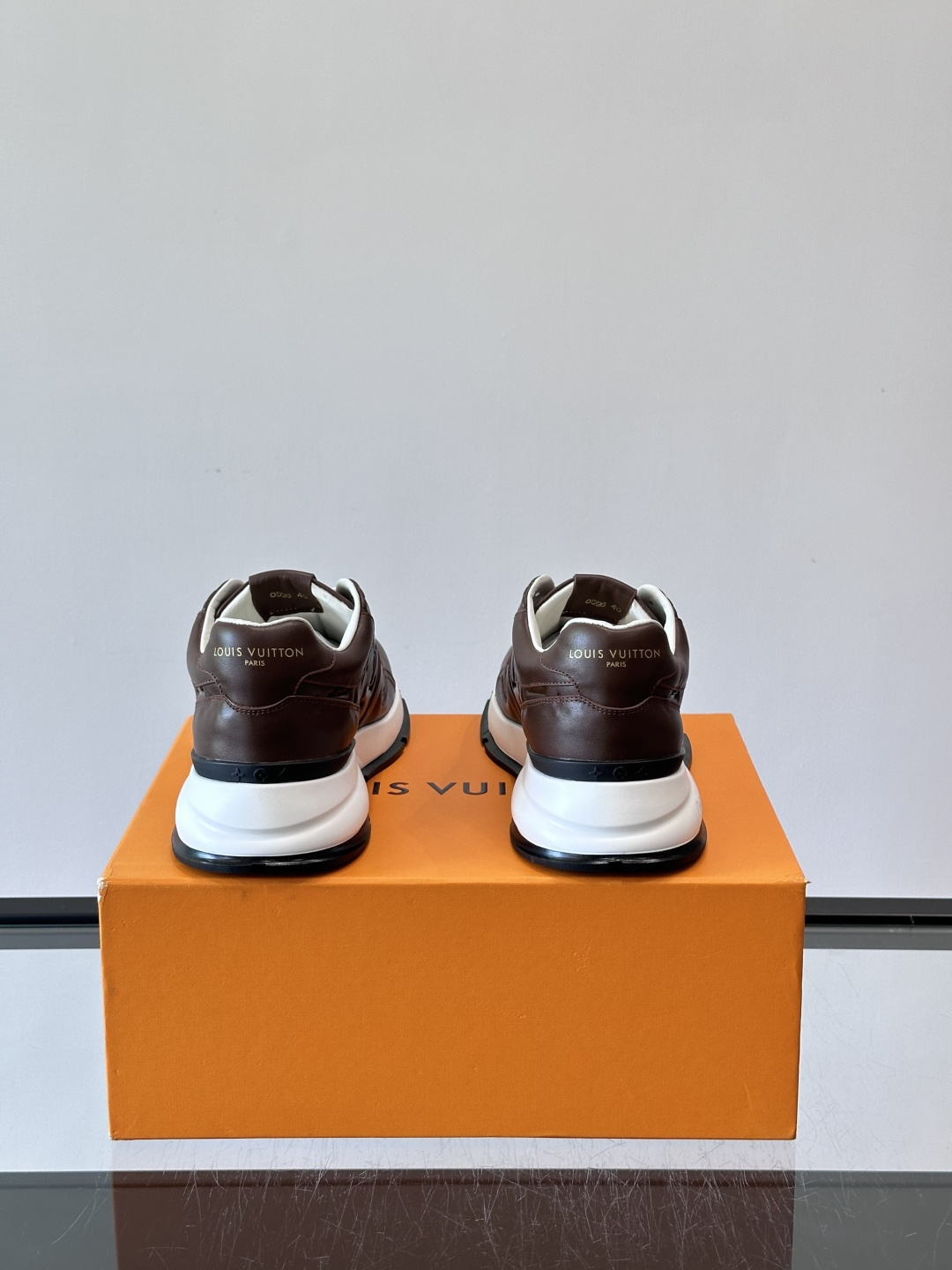 LV 男士休闲运动鞋，经典配色，优质皮革+Monogram压纹，奢华感满满。橡胶鞋底抓地力强，日常穿搭或