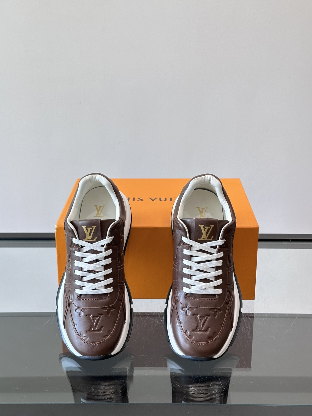 LV 男士休闲运动鞋，经典配色，优质皮革+Monogram压纹，奢华感满满。橡胶鞋底抓地力强，日常穿搭或