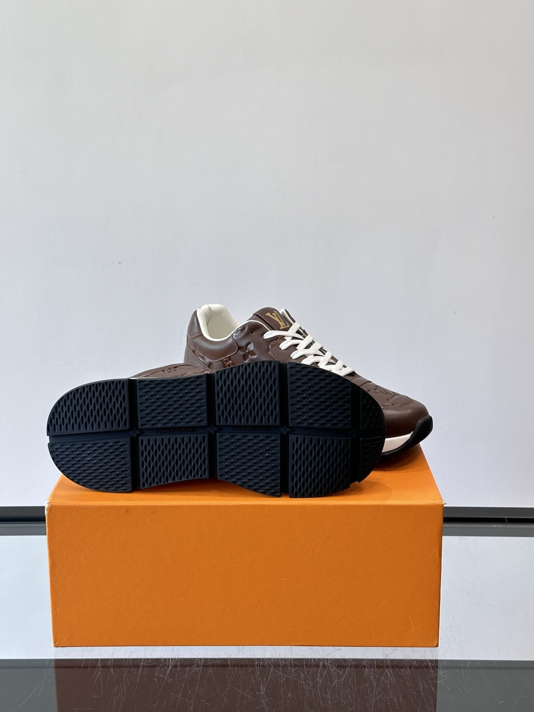 LV 男士休闲运动鞋，经典配色，优质皮革+Monogram压纹，奢华感满满。橡胶鞋底抓地力强，日常穿搭或