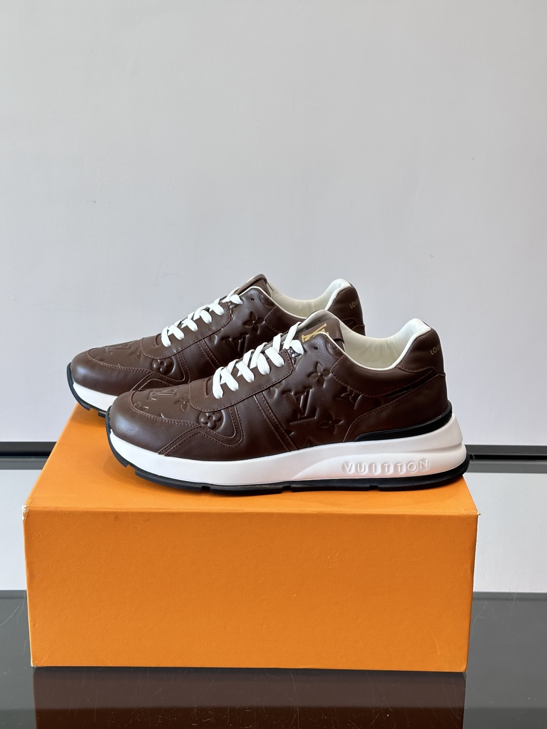LV 男士休闲运动鞋，经典配色，优质皮革+Monogram压纹，奢华感满满。橡胶鞋底抓地力强，日常穿搭或