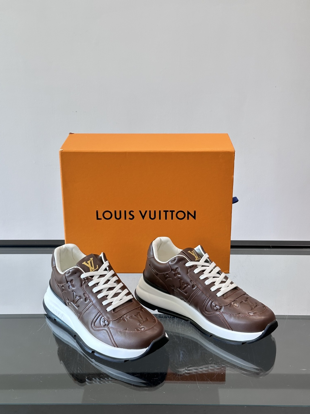 LV 男士休闲运动鞋，经典配色，优质皮革+Monogram压纹，奢华感满满。橡胶鞋底抓地力强，日常穿搭或