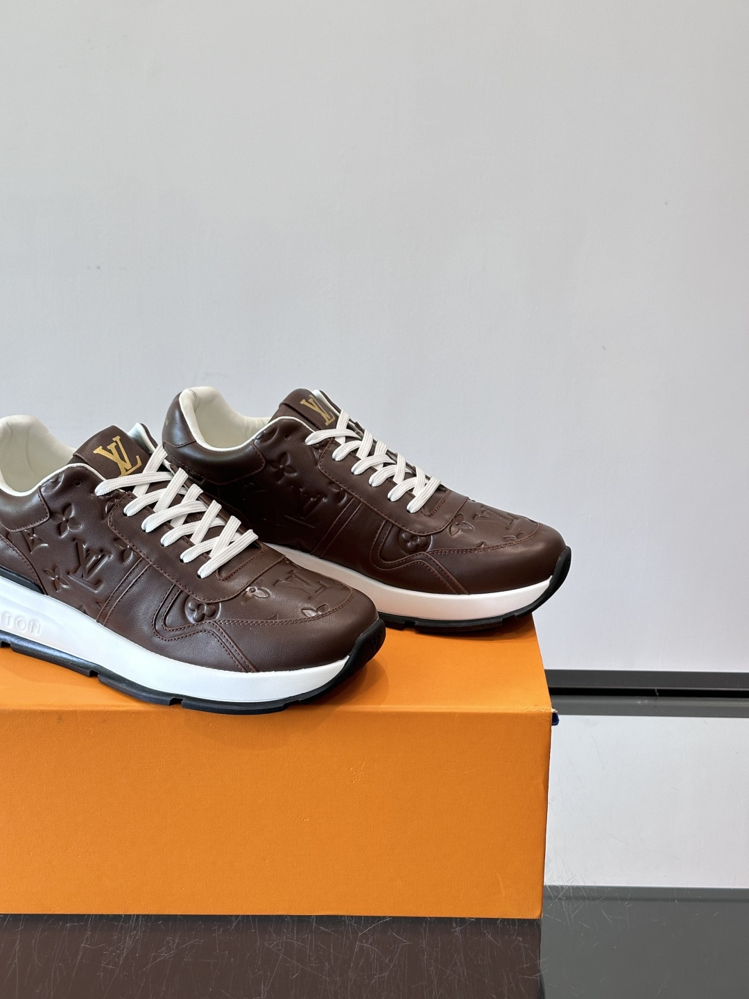 LV 男士休闲运动鞋，经典配色，优质皮革+Monogram压纹，奢华感满满。橡胶鞋底抓地力强，日常穿搭或