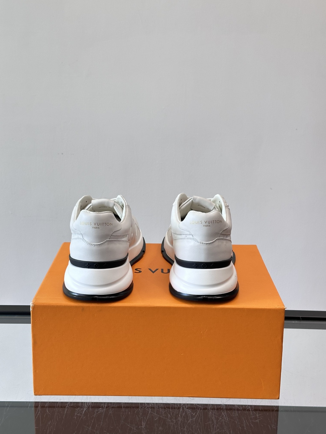 LV 男士休闲运动鞋，经典配色，优质皮革+Monogram压纹，奢华感满满。橡胶鞋底抓地力强，日常穿搭或