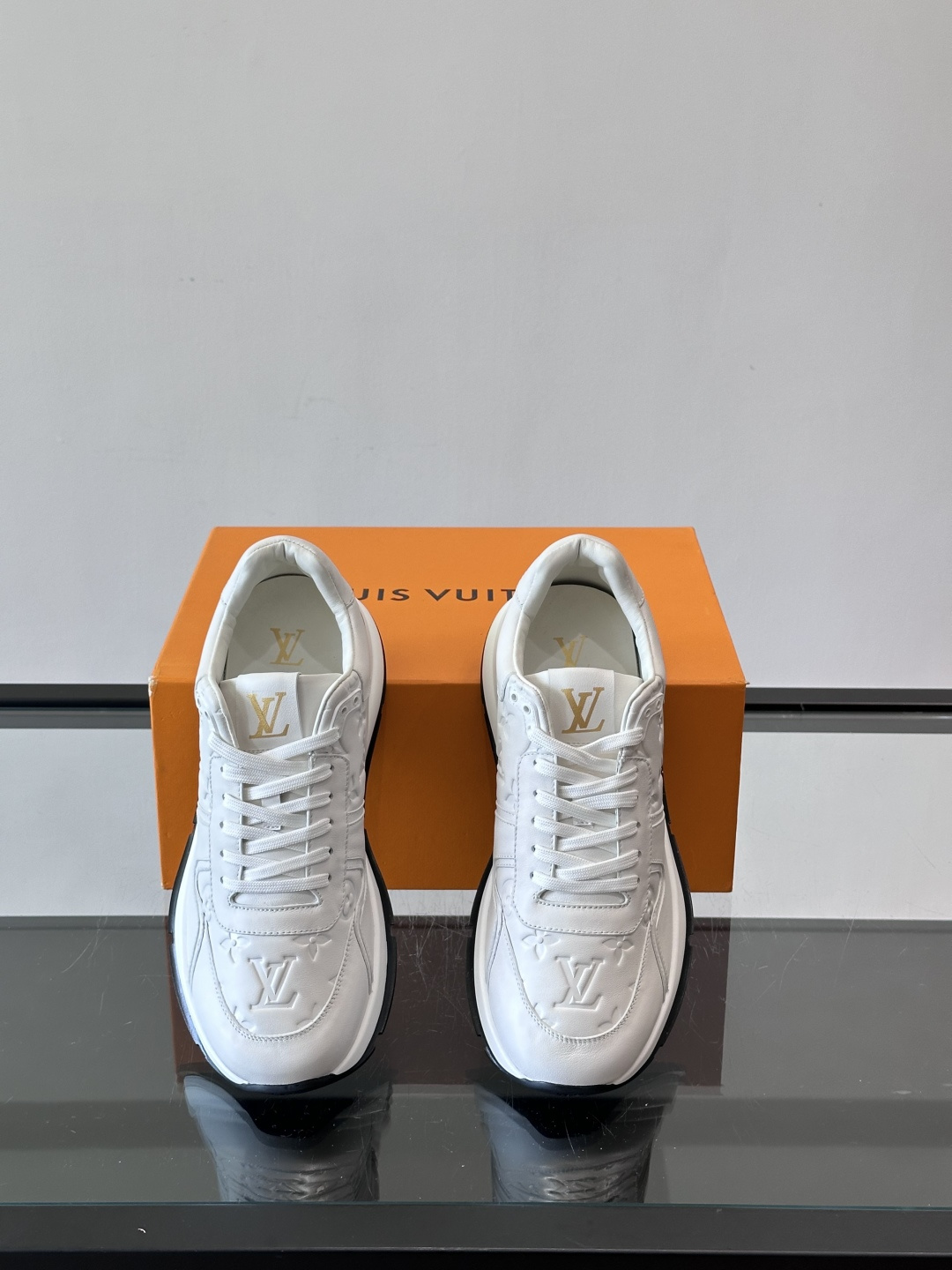 LV 男士休闲运动鞋，经典配色，优质皮革+Monogram压纹，奢华感满满。橡胶鞋底抓地力强，日常穿搭或