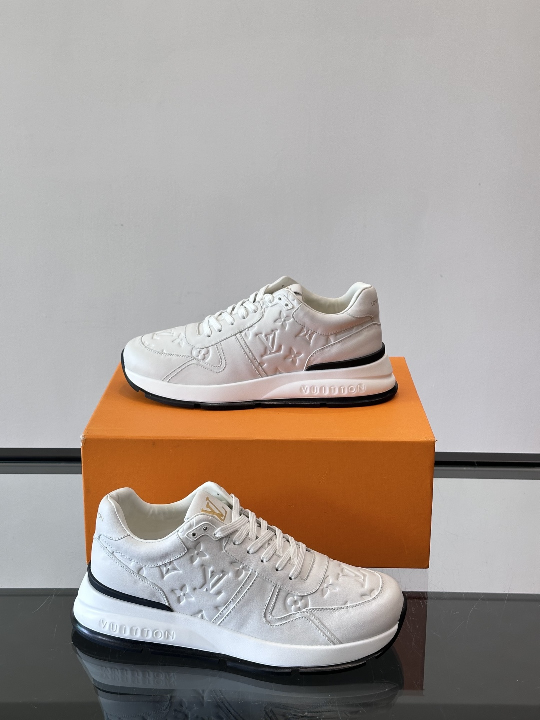 LV 男士休闲运动鞋，经典配色，优质皮革+Monogram压纹，奢华感满满。橡胶鞋底抓地力强，日常穿搭或
