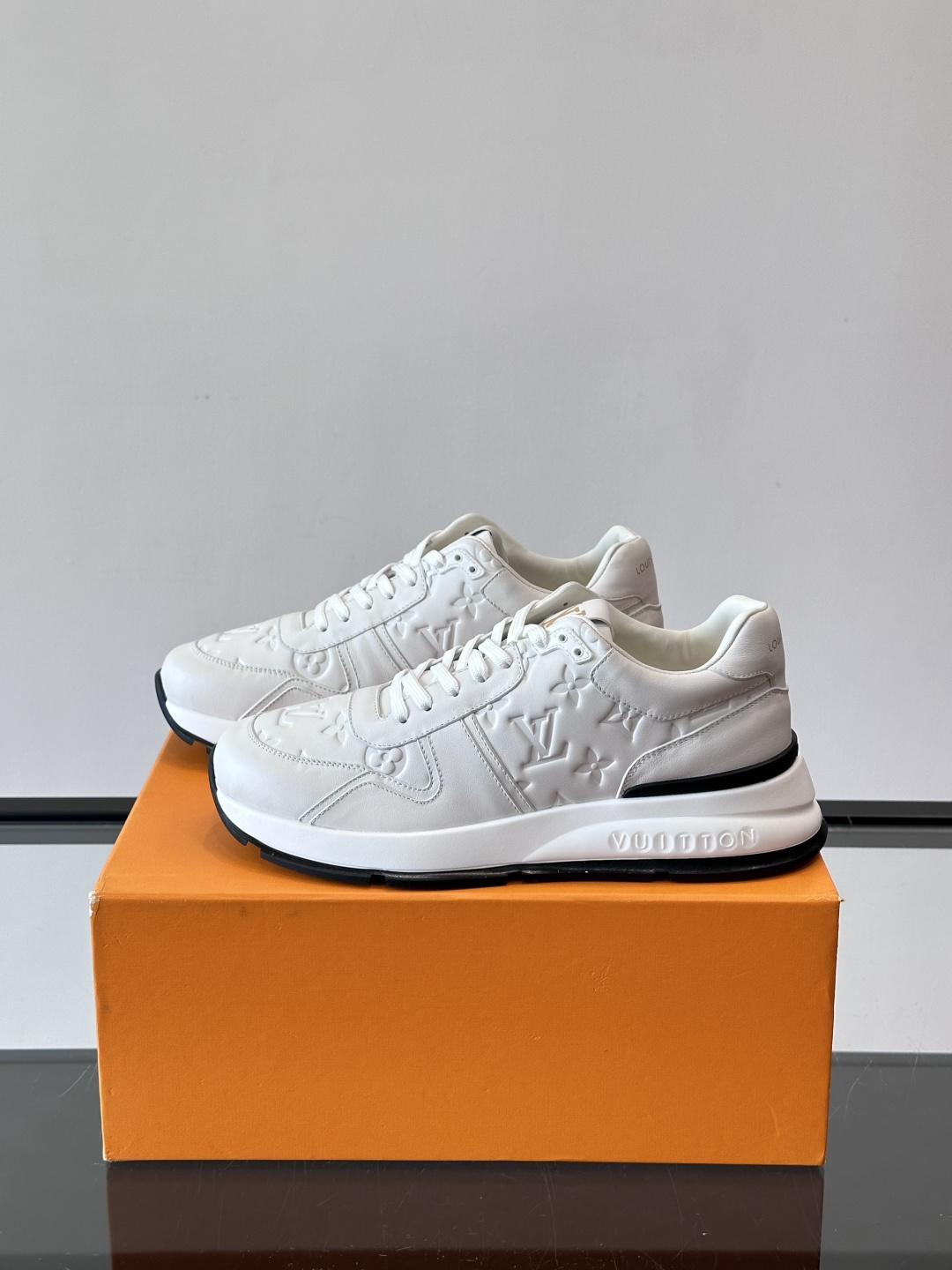 LV 男士休闲运动鞋，经典配色，优质皮革+Monogram压纹，奢华感满满。橡胶鞋底抓地力强，日常穿搭或