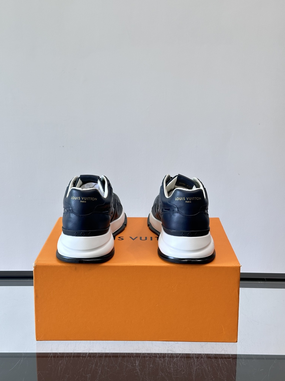 LV 男士休闲运动鞋，经典配色，优质皮革+Monogram压纹，奢华感满满。橡胶鞋底抓地力强，日常穿搭或