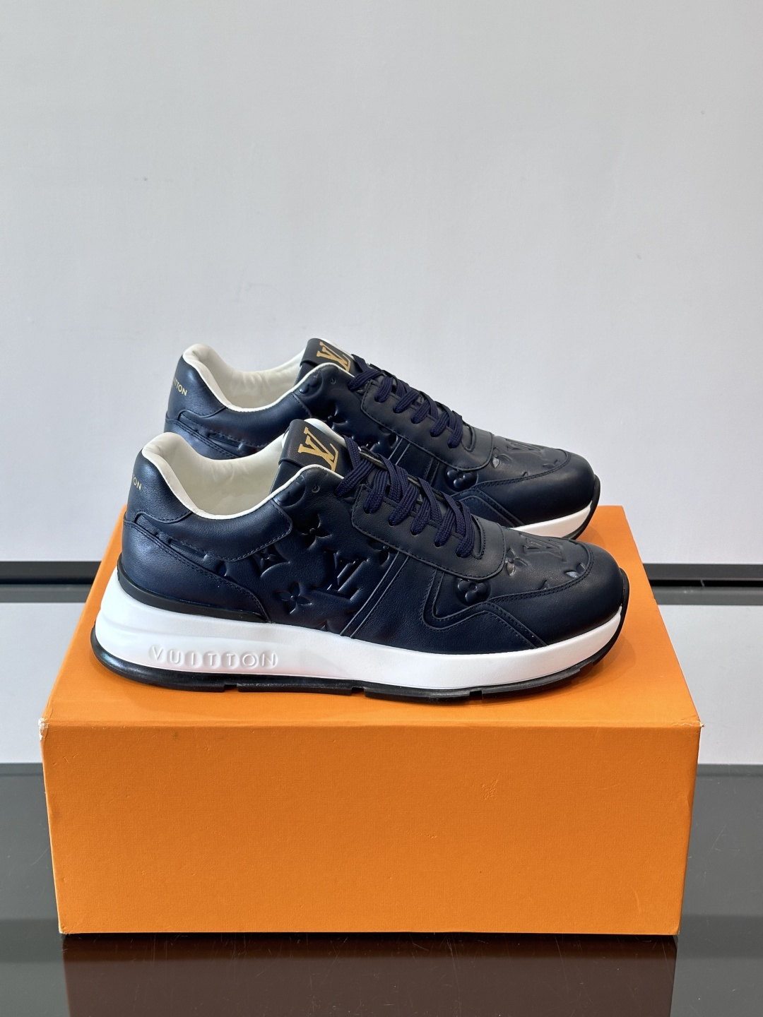 LV 男士休闲运动鞋，经典配色，优质皮革+Monogram压纹，奢华感满满。橡胶鞋底抓地力强，日常穿搭或