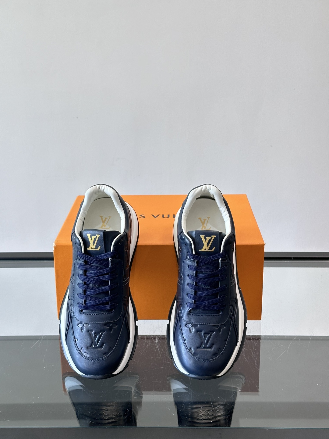 LV 男士休闲运动鞋，经典配色，优质皮革+Monogram压纹，奢华感满满。橡胶鞋底抓地力强，日常穿搭或