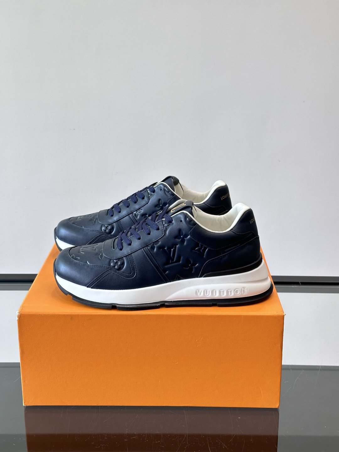LV 男士休闲运动鞋，经典配色，优质皮革+Monogram压纹，奢华感满满。橡胶鞋底抓地力强，日常穿搭或