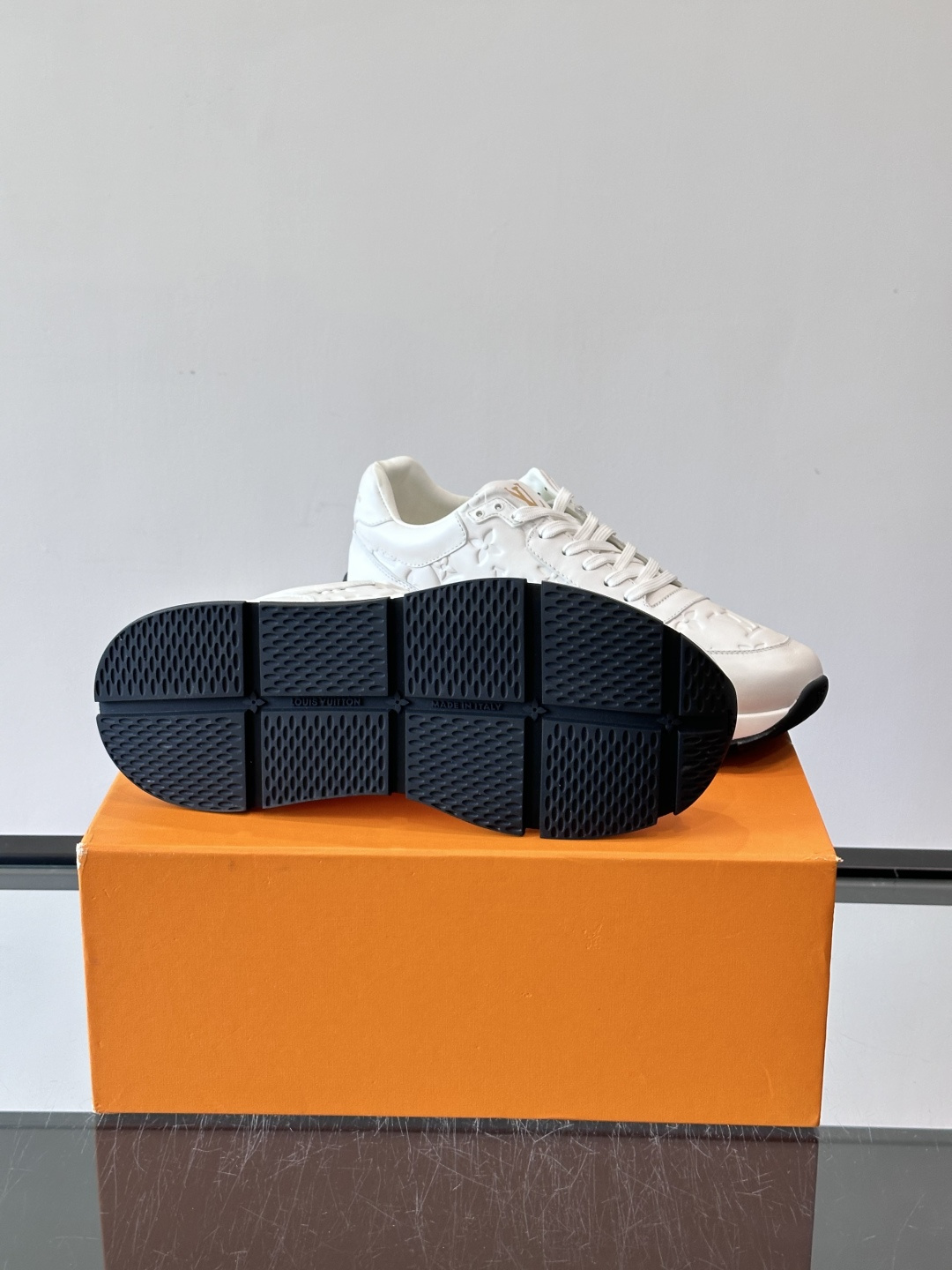 LV 男士休闲运动鞋，经典配色，优质皮革+Monogram压纹，奢华感满满。橡胶鞋底抓地力强，日常穿搭或