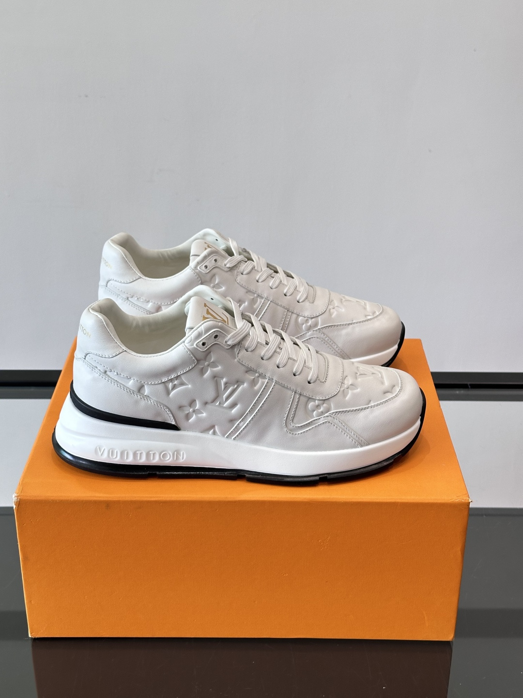 LV 男士休闲运动鞋，经典配色，优质皮革+Monogram压纹，奢华感满满。橡胶鞋底抓地力强，日常穿搭或