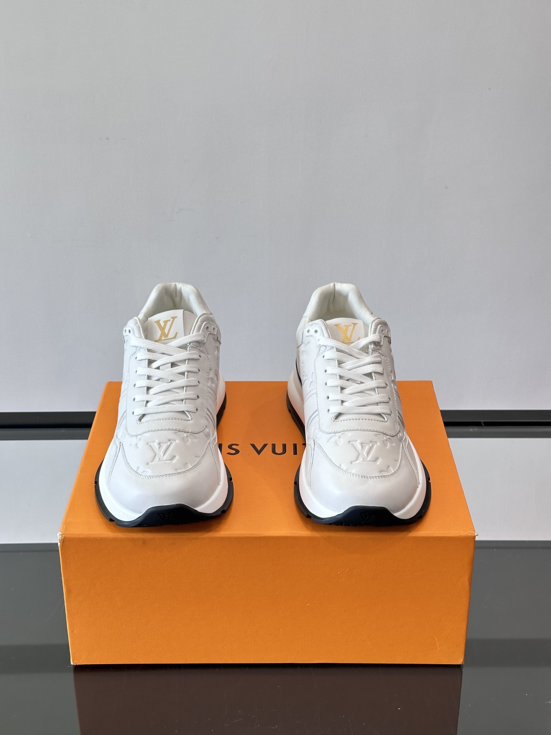 LV 男士休闲运动鞋，经典配色，优质皮革+Monogram压纹，奢华感满满。橡胶鞋底抓地力强，日常穿搭或