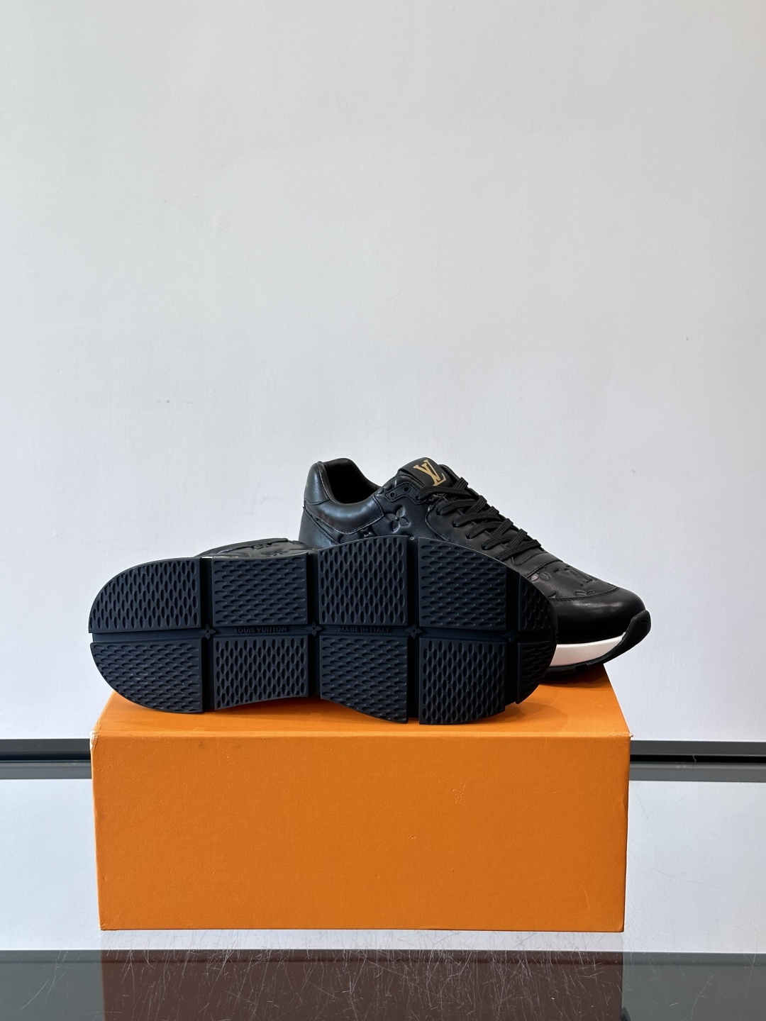 LV 男士休闲运动鞋，经典配色，优质皮革+Monogram压纹，奢华感满满。橡胶鞋底抓地力强，日常穿搭或