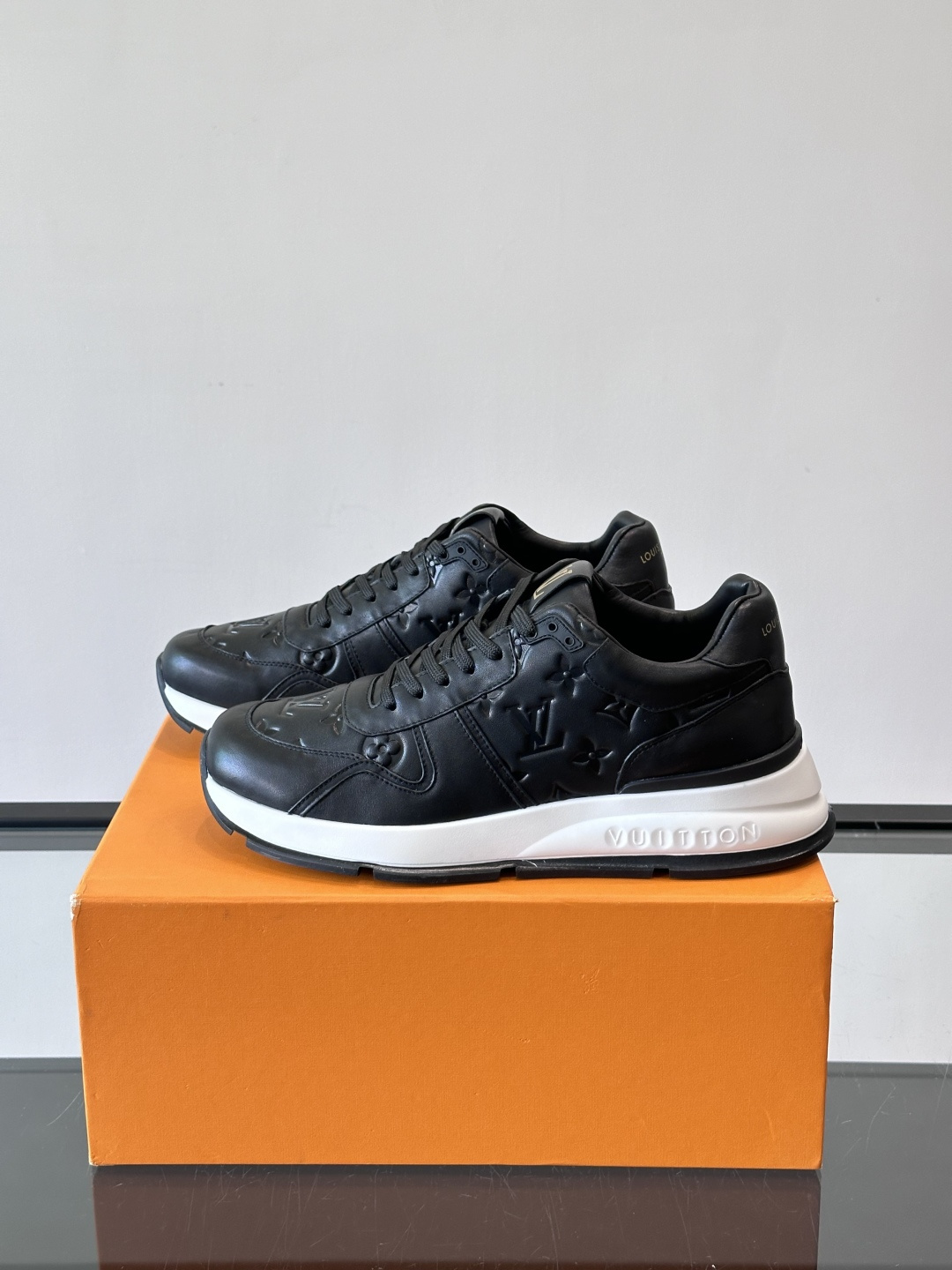 LV 男士休闲运动鞋，经典配色，优质皮革+Monogram压纹，奢华感满满。橡胶鞋底抓地力强，日常穿搭或