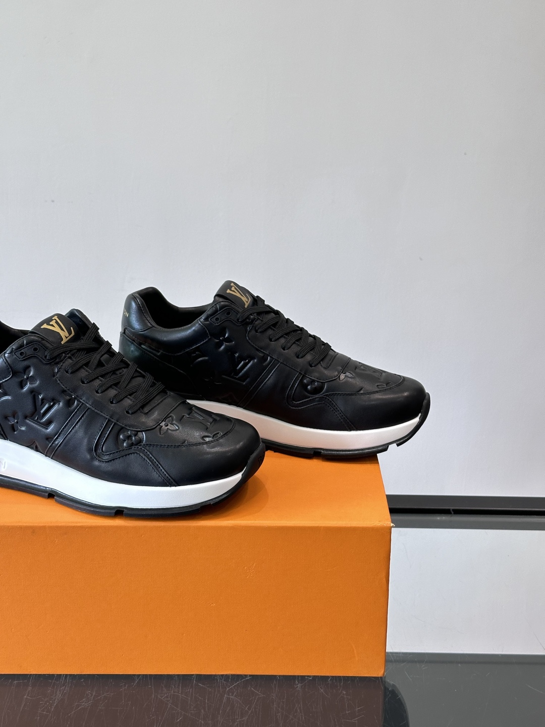 LV 男士休闲运动鞋，经典配色，优质皮革+Monogram压纹，奢华感满满。橡胶鞋底抓地力强，日常穿搭或