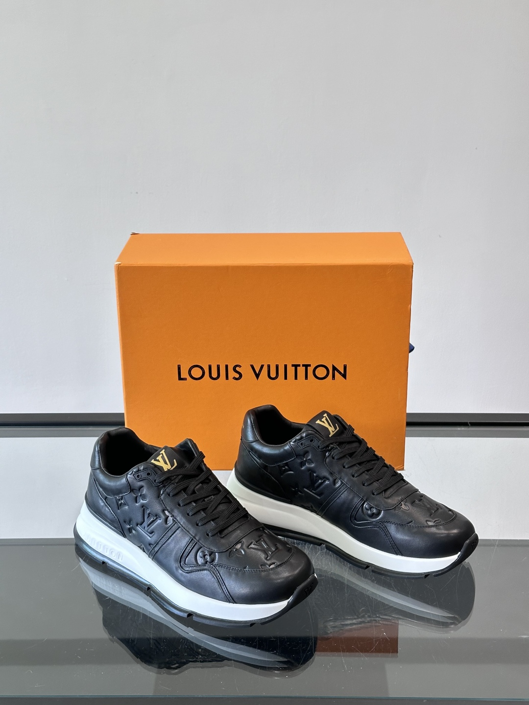 LV 男士休闲运动鞋，经典配色，优质皮革+Monogram压纹，奢华感满满。橡胶鞋底抓地力强，日常穿搭或
