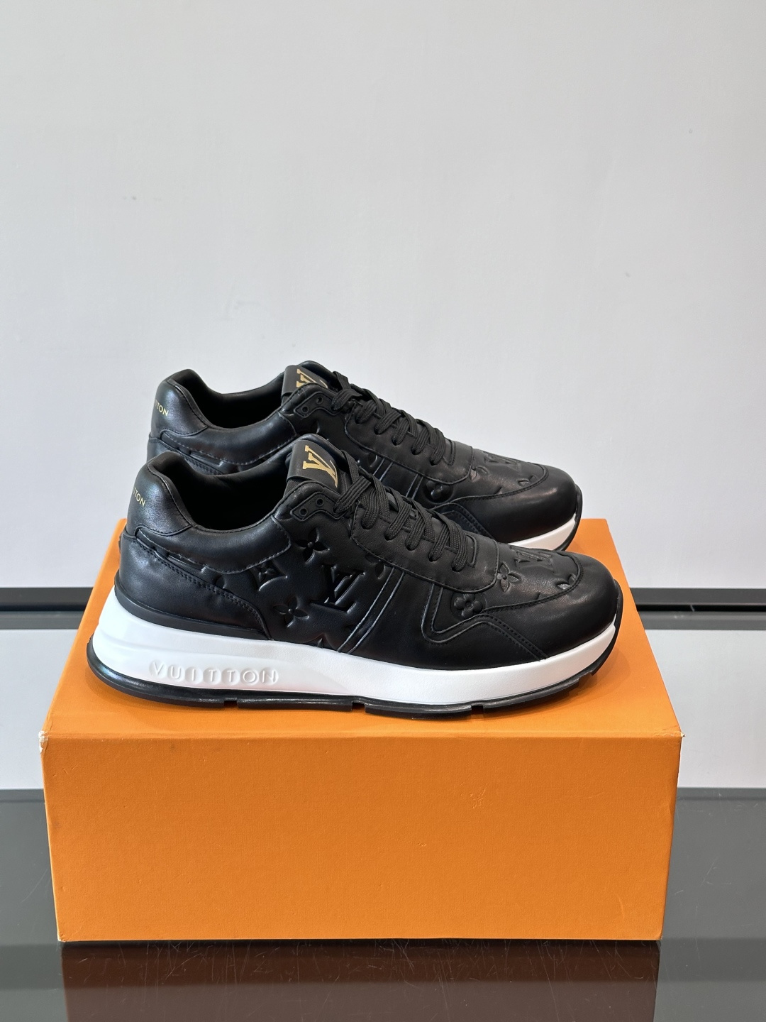 LV 男士休闲运动鞋，经典配色，优质皮革+Monogram压纹，奢华感满满。橡胶鞋底抓地力强，日常穿搭或