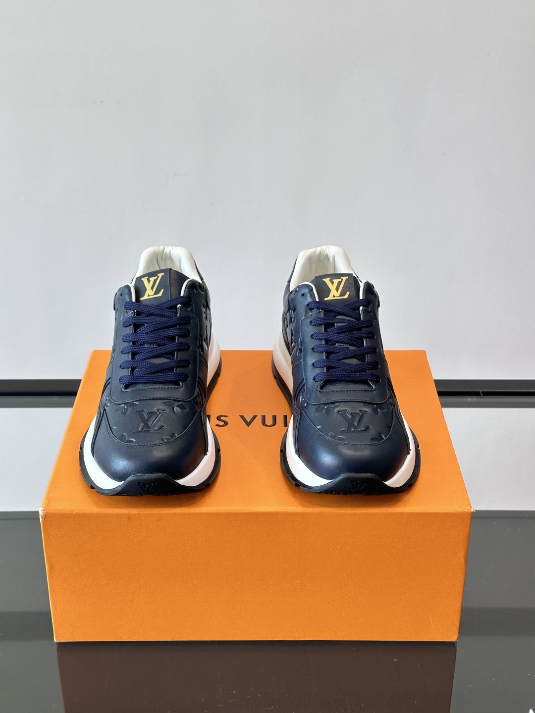 LV 男士休闲运动鞋，经典配色，优质皮革+Monogram压纹，奢华感满满。橡胶鞋底抓地力强，日常穿搭或