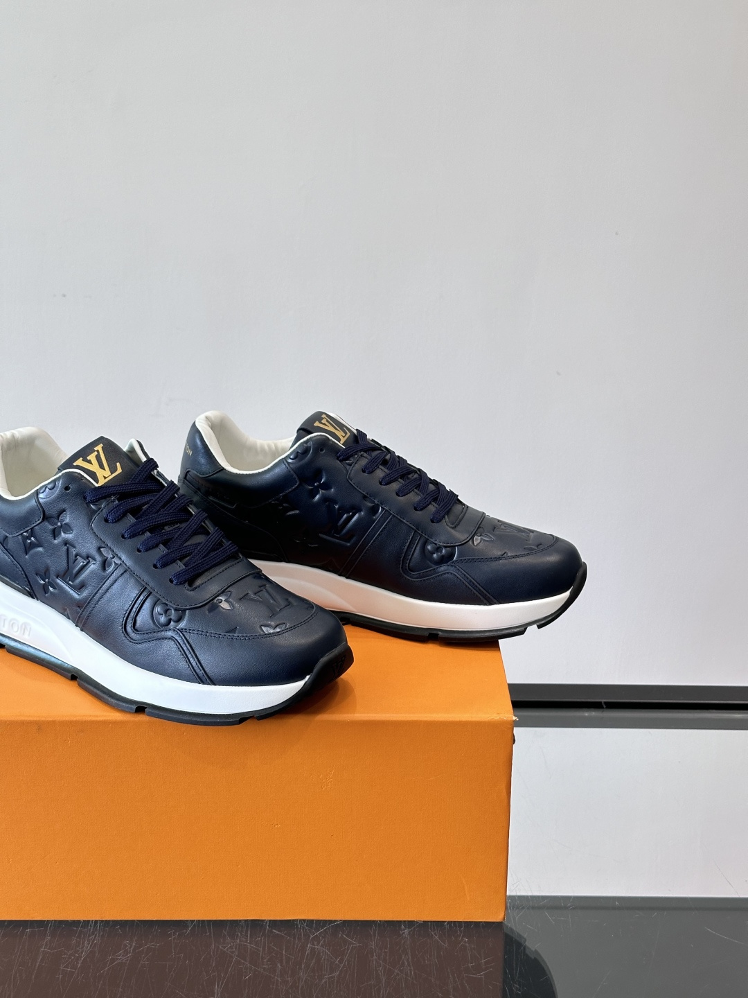 LV 男士休闲运动鞋，经典配色，优质皮革+Monogram压纹，奢华感满满。橡胶鞋底抓地力强，日常穿搭或