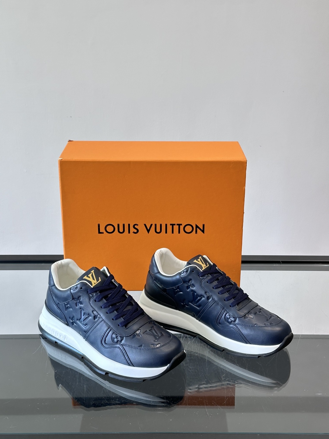 LV 男士休闲运动鞋，经典配色，优质皮革+Monogram压纹，奢华感满满。橡胶鞋底抓地力强，日常穿搭或