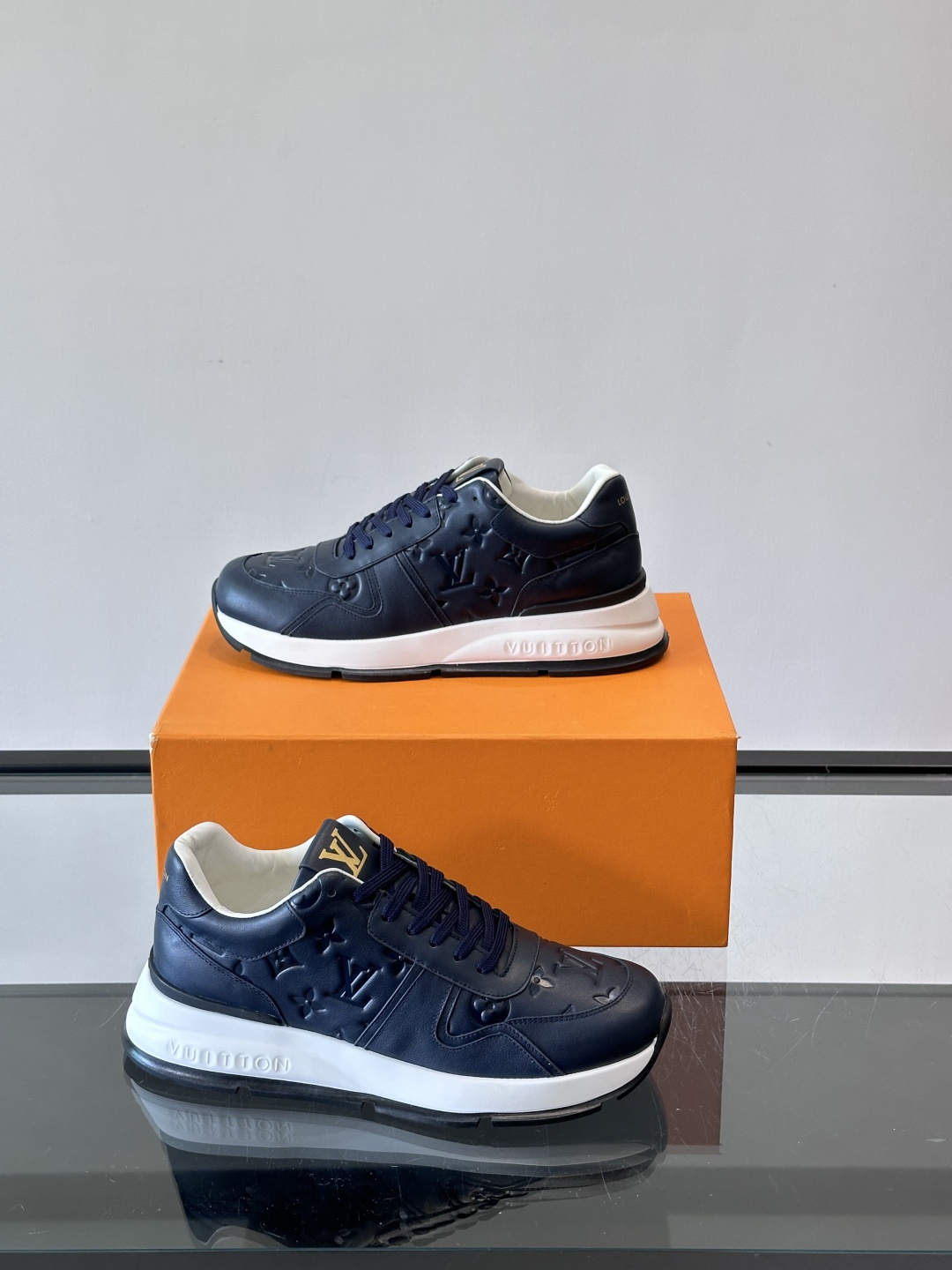 LV 男士休闲运动鞋，经典配色，优质皮革+Monogram压纹，奢华感满满。橡胶鞋底抓地力强，日常穿搭或