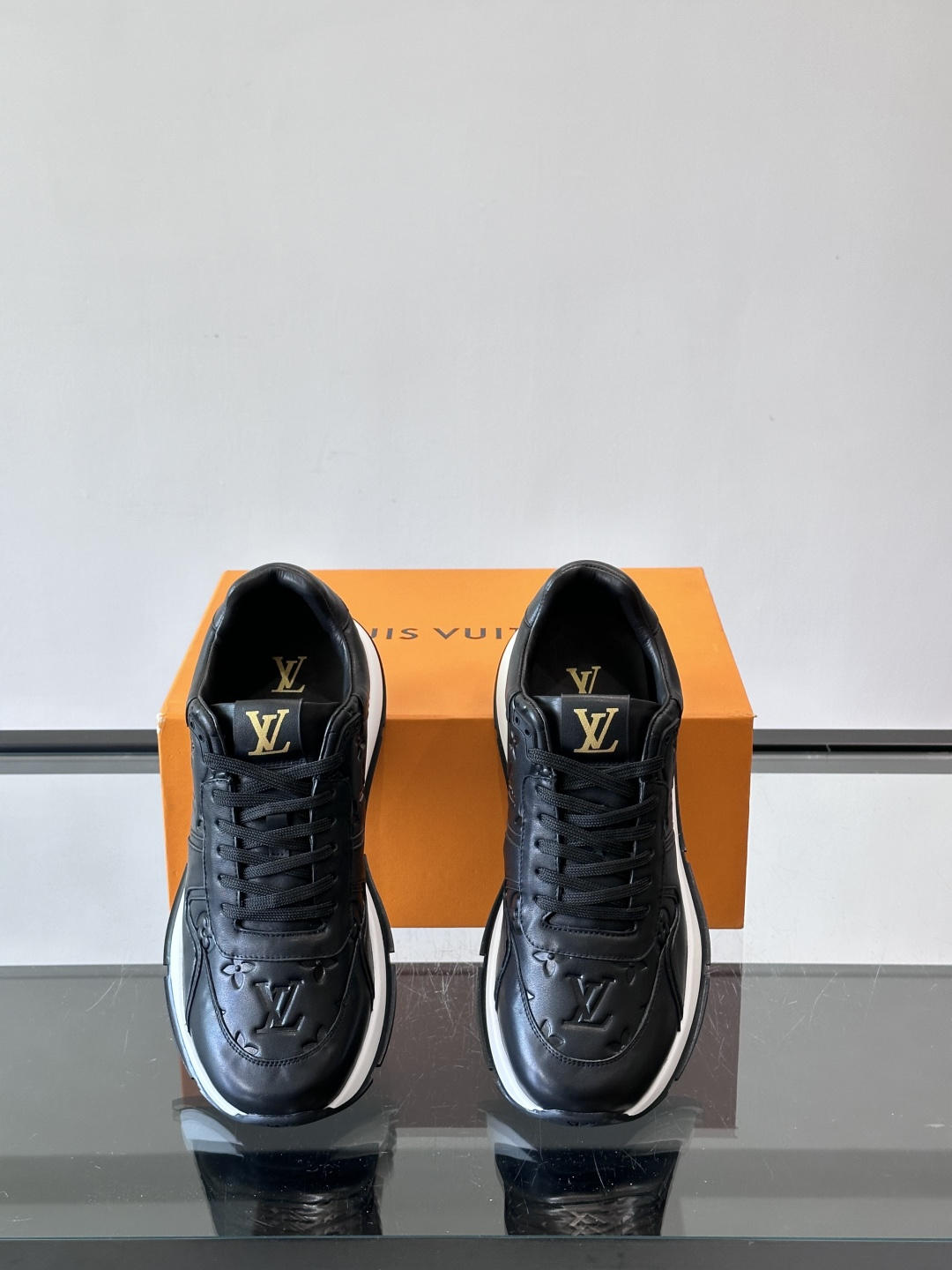 LV 男士休闲运动鞋，经典配色，优质皮革+Monogram压纹，奢华感满满。橡胶鞋底抓地力强，日常穿搭或