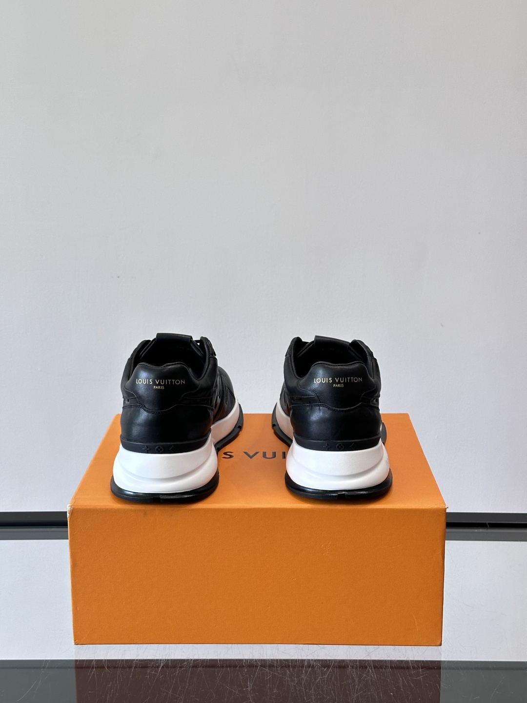 LV 男士休闲运动鞋，经典配色，优质皮革+Monogram压纹，奢华感满满。橡胶鞋底抓地力强，日常穿搭或