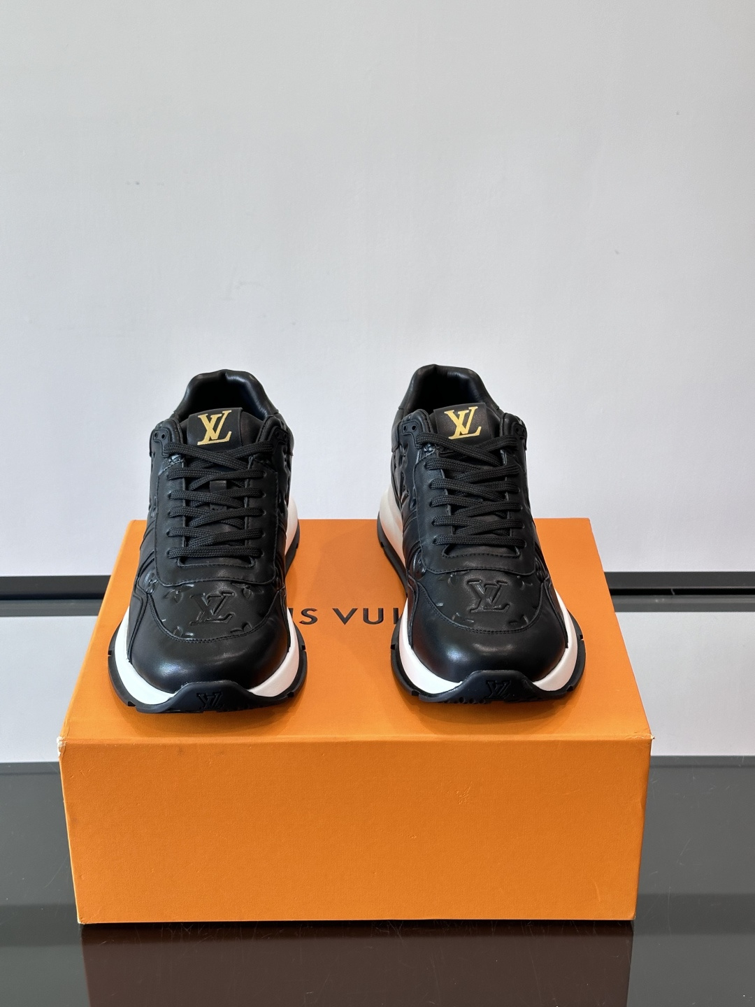 LV 男士休闲运动鞋，经典配色，优质皮革+Monogram压纹，奢华感满满。橡胶鞋底抓地力强，日常穿搭或