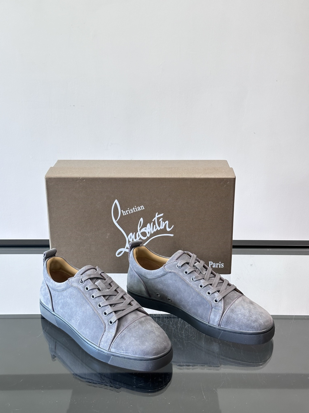 CL男士休闲板鞋，采用优质麂皮，触感柔软有质感。低帮设计＋简约鞋面，橡胶鞋底耐磨又舒适，日常穿搭超百搭！