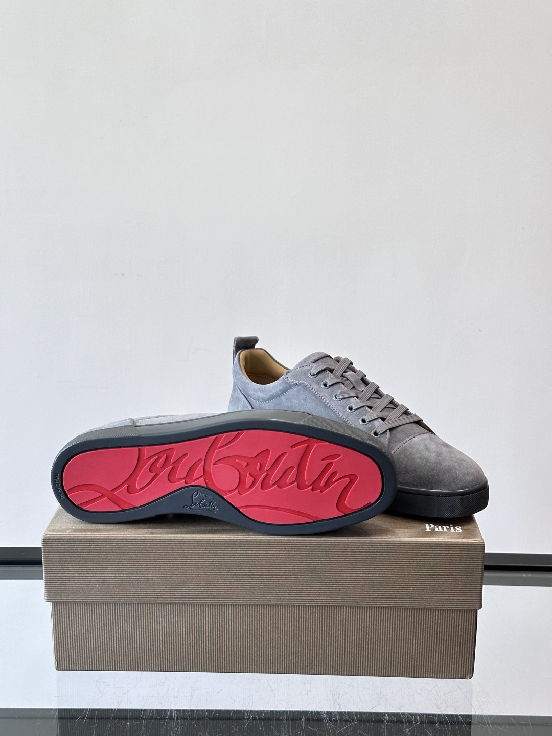 CL男士休闲板鞋，采用优质麂皮，触感柔软有质感。低帮设计＋简约鞋面，橡胶鞋底耐磨又舒适，日常穿搭超百搭！