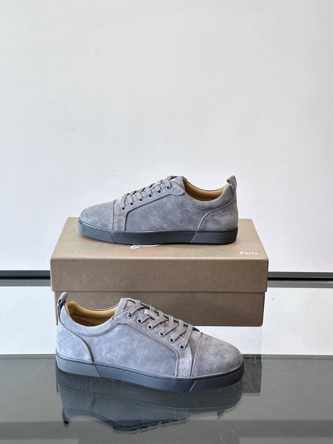 CL男士休闲板鞋，采用优质麂皮，触感柔软有质感。低帮设计＋简约鞋面，橡胶鞋底耐磨又舒适，日常穿搭超百搭！