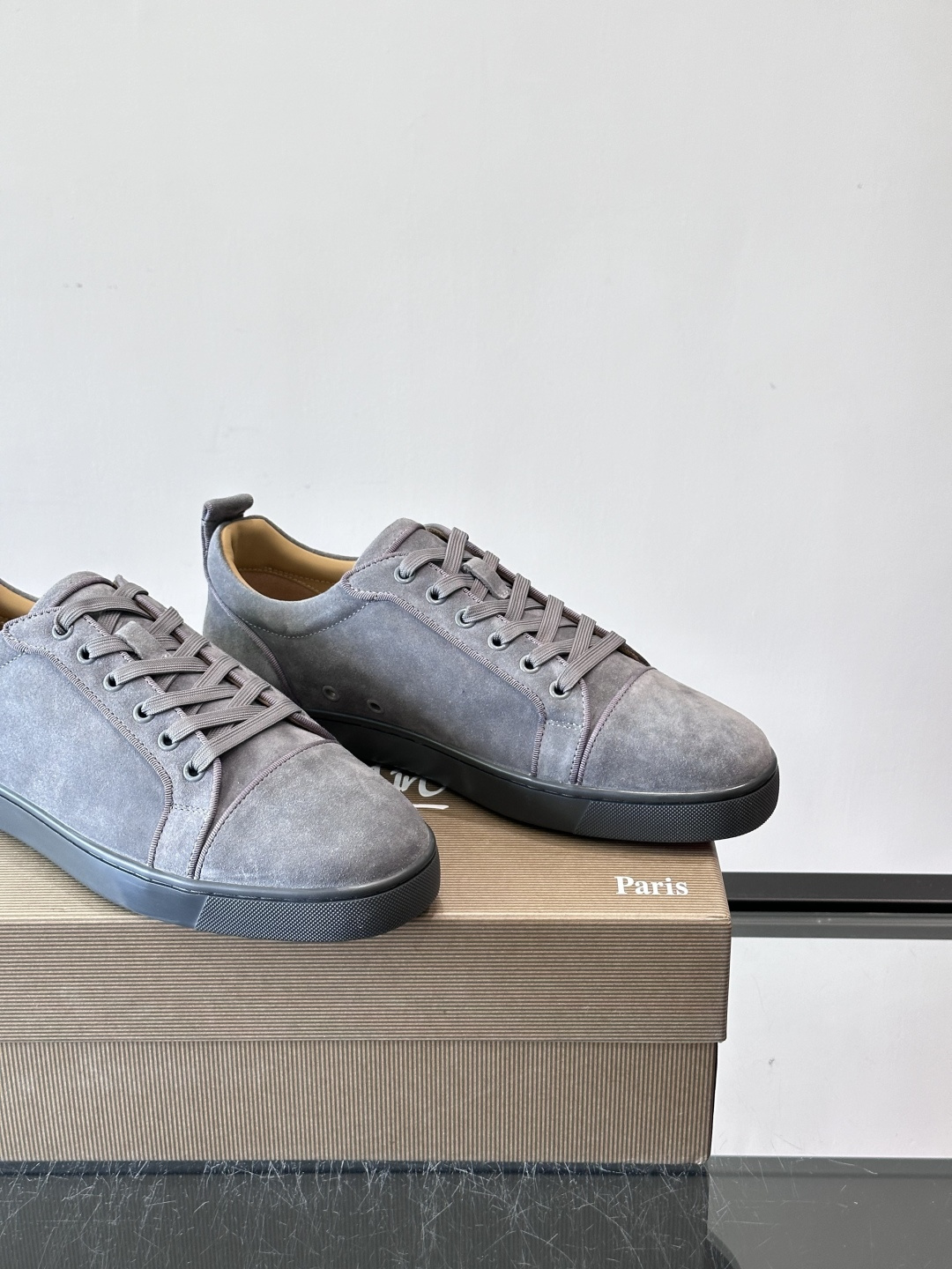 CL男士休闲板鞋，采用优质麂皮，触感柔软有质感。低帮设计＋简约鞋面，橡胶鞋底耐磨又舒适，日常穿搭超百搭！