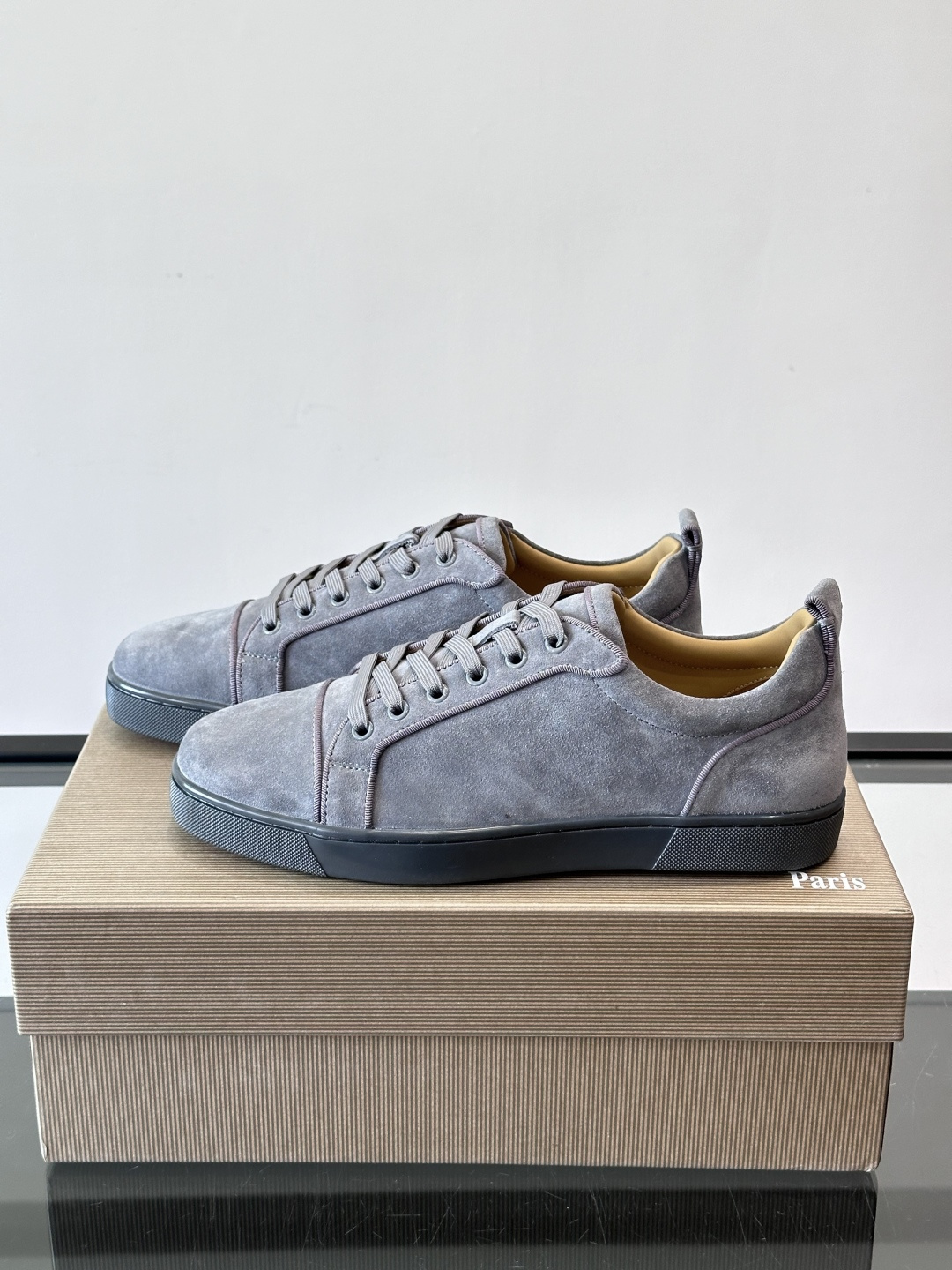 CL男士休闲板鞋，采用优质麂皮，触感柔软有质感。低帮设计＋简约鞋面，橡胶鞋底耐磨又舒适，日常穿搭超百搭！