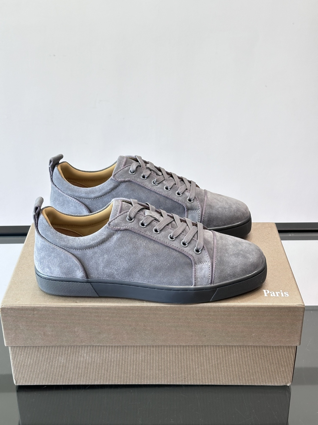 CL男士休闲板鞋，采用优质麂皮，触感柔软有质感。低帮设计＋简约鞋面，橡胶鞋底耐磨又舒适，日常穿搭超百搭！