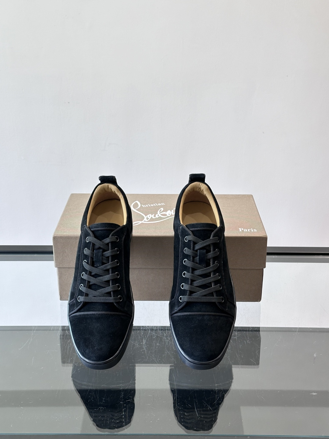 CL男士休闲板鞋，采用优质麂皮，触感柔软有质感。低帮设计＋简约鞋面，橡胶鞋底耐磨又舒适，日常穿搭超百搭！