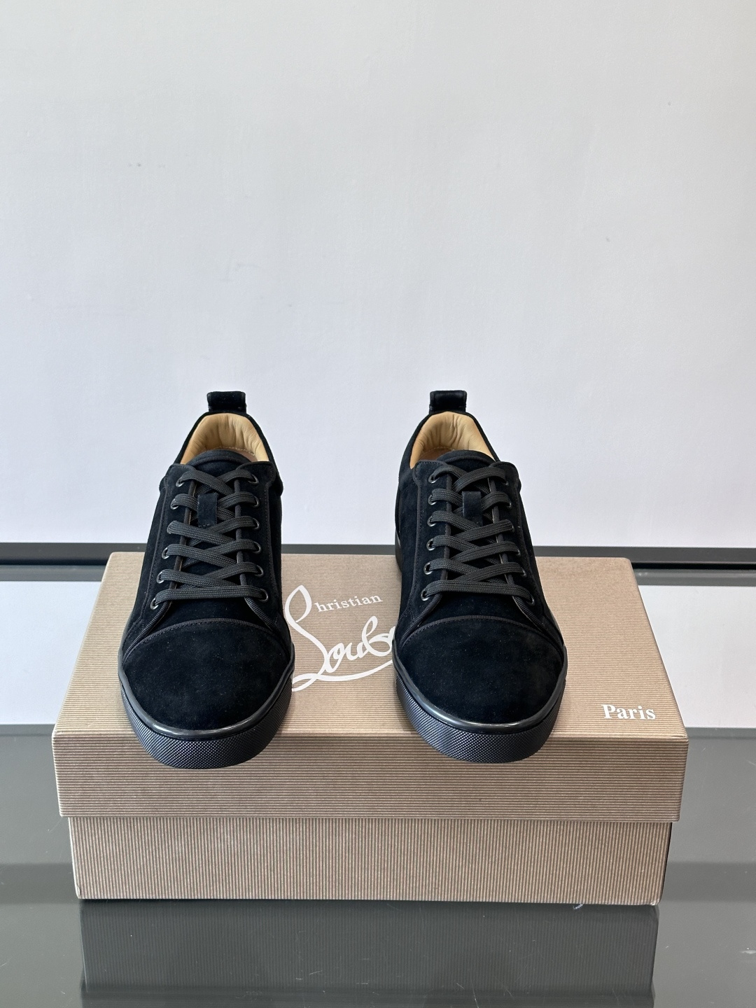 CL男士休闲板鞋，采用优质麂皮，触感柔软有质感。低帮设计＋简约鞋面，橡胶鞋底耐磨又舒适，日常穿搭超百搭！