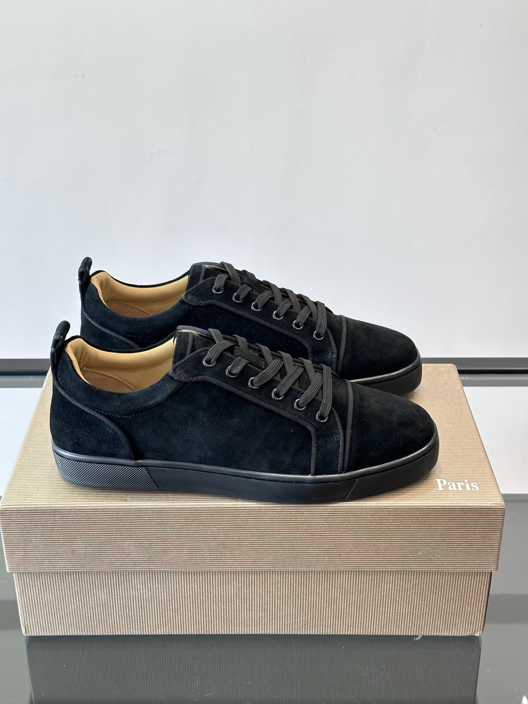 CL男士休闲板鞋，采用优质麂皮，触感柔软有质感。低帮设计＋简约鞋面，橡胶鞋底耐磨又舒适，日常穿搭超百搭！