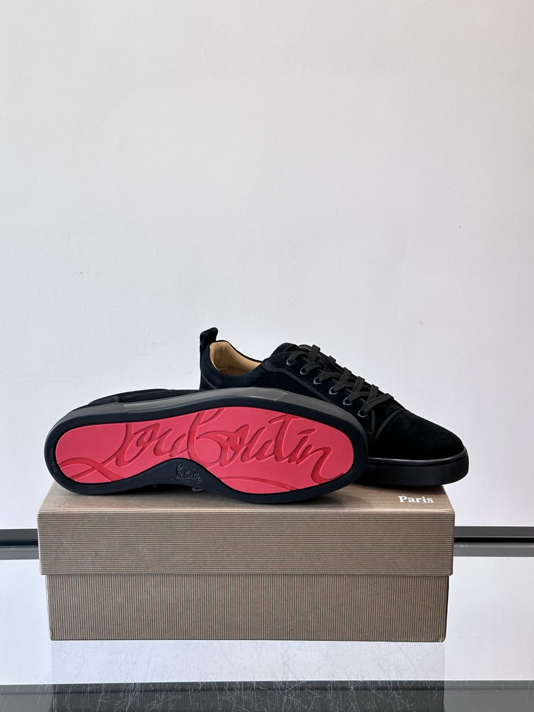 CL男士休闲板鞋，采用优质麂皮，触感柔软有质感。低帮设计＋简约鞋面，橡胶鞋底耐磨又舒适，日常穿搭超百搭！