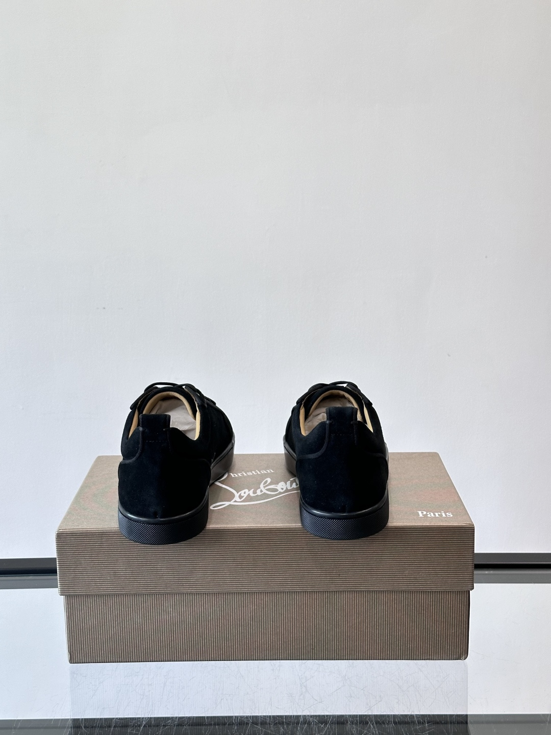 CL男士休闲板鞋，采用优质麂皮，触感柔软有质感。低帮设计＋简约鞋面，橡胶鞋底耐磨又舒适，日常穿搭超百搭！