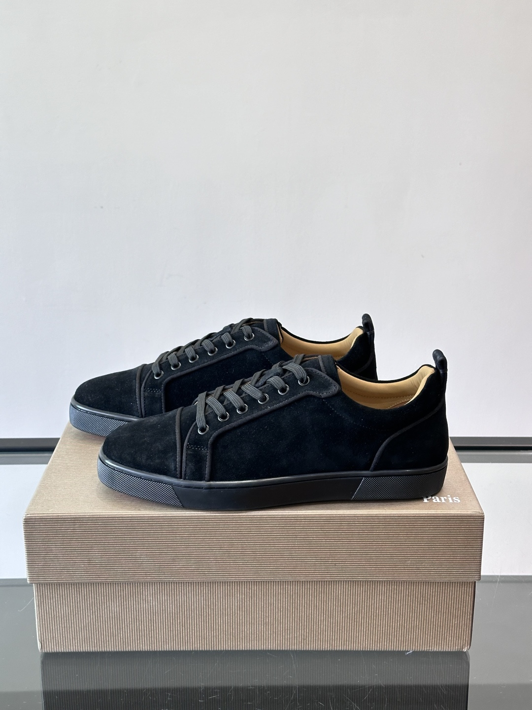 CL男士休闲板鞋，采用优质麂皮，触感柔软有质感。低帮设计＋简约鞋面，橡胶鞋底耐磨又舒适，日常穿搭超百搭！