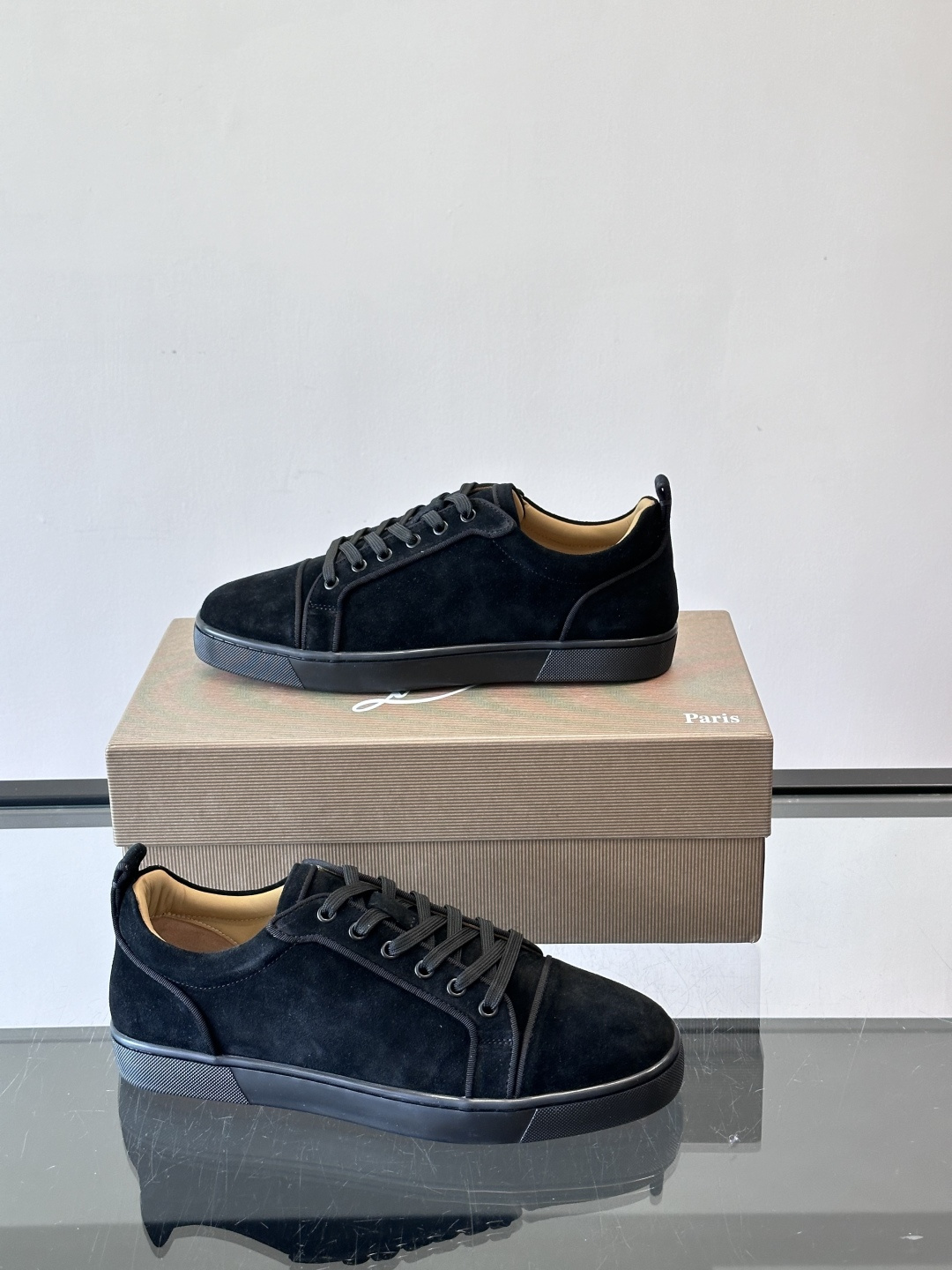 CL男士休闲板鞋，采用优质麂皮，触感柔软有质感。低帮设计＋简约鞋面，橡胶鞋底耐磨又舒适，日常穿搭超百搭！