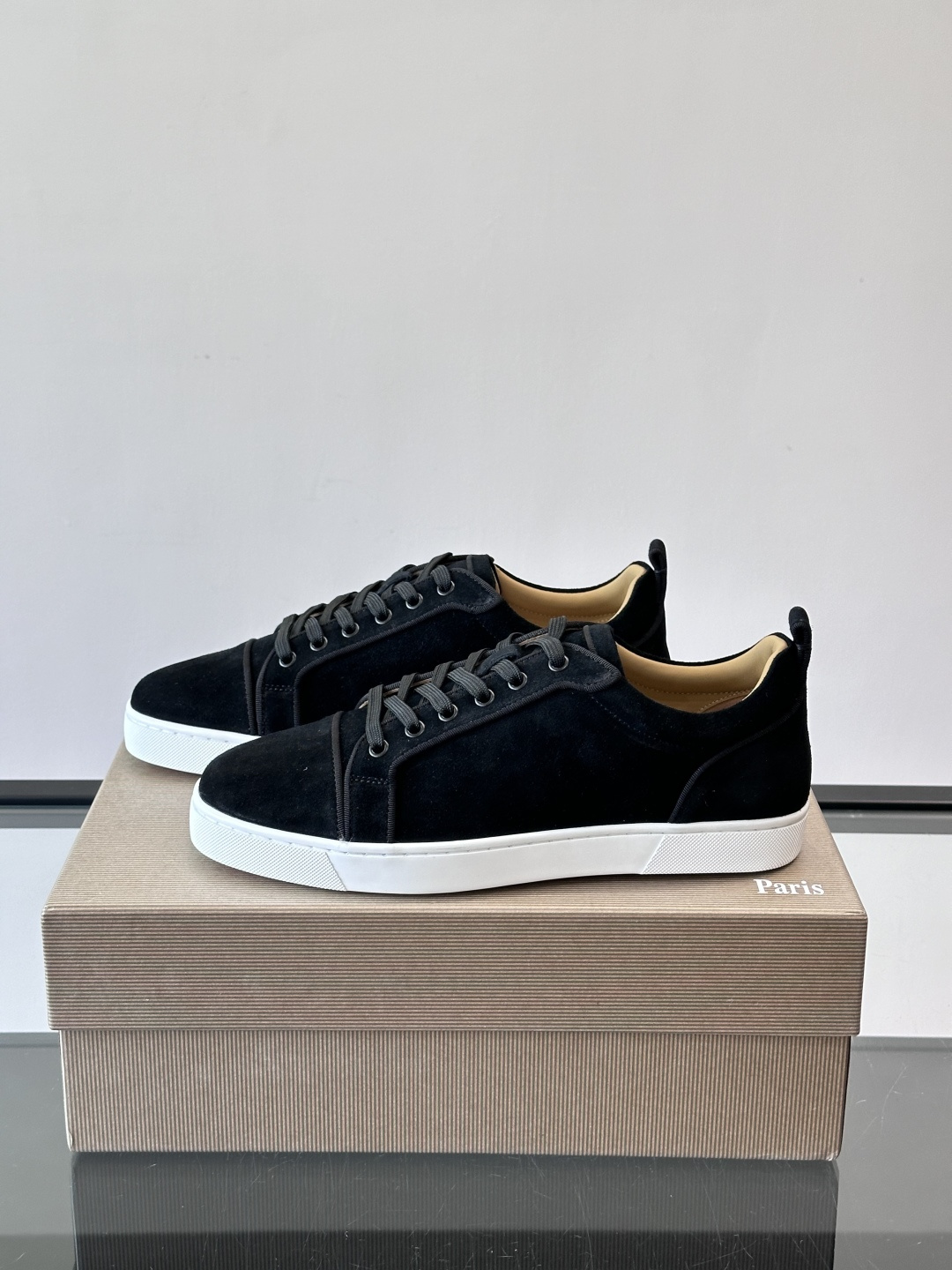 CL男士休闲板鞋，采用优质麂皮，触感柔软有质感。低帮设计＋简约鞋面，橡胶鞋底耐磨又舒适，日常穿搭超百搭！