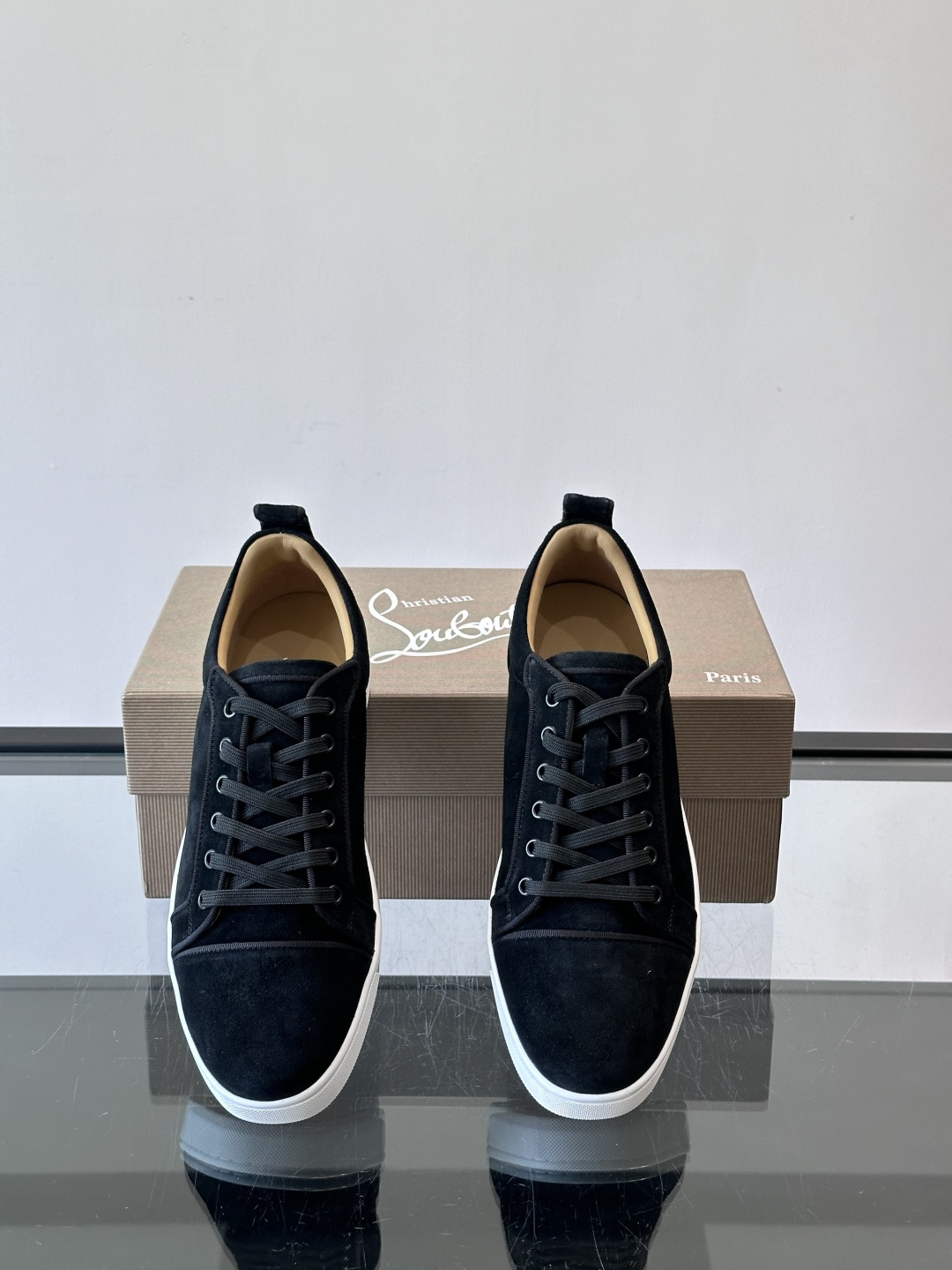 CL男士休闲板鞋，采用优质麂皮，触感柔软有质感。低帮设计＋简约鞋面，橡胶鞋底耐磨又舒适，日常穿搭超百搭！