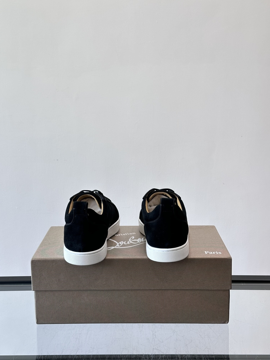 CL男士休闲板鞋，采用优质麂皮，触感柔软有质感。低帮设计＋简约鞋面，橡胶鞋底耐磨又舒适，日常穿搭超百搭！