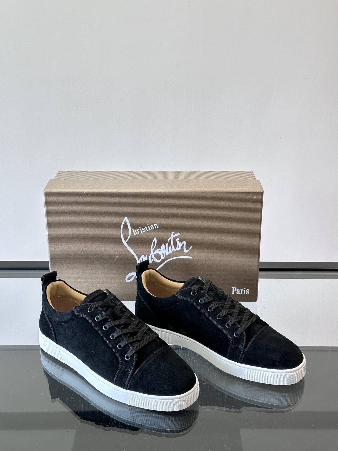 CL男士休闲板鞋，采用优质麂皮，触感柔软有质感。低帮设计＋简约鞋面，橡胶鞋底耐磨又舒适，日常穿搭超百搭！