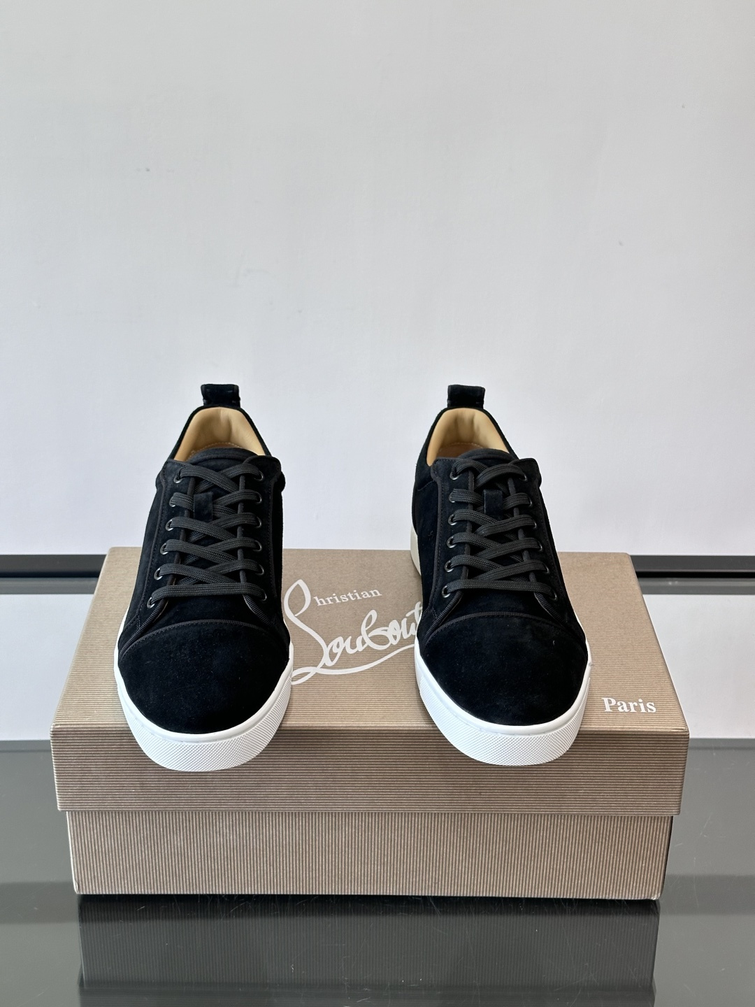 CL男士休闲板鞋，采用优质麂皮，触感柔软有质感。低帮设计＋简约鞋面，橡胶鞋底耐磨又舒适，日常穿搭超百搭！