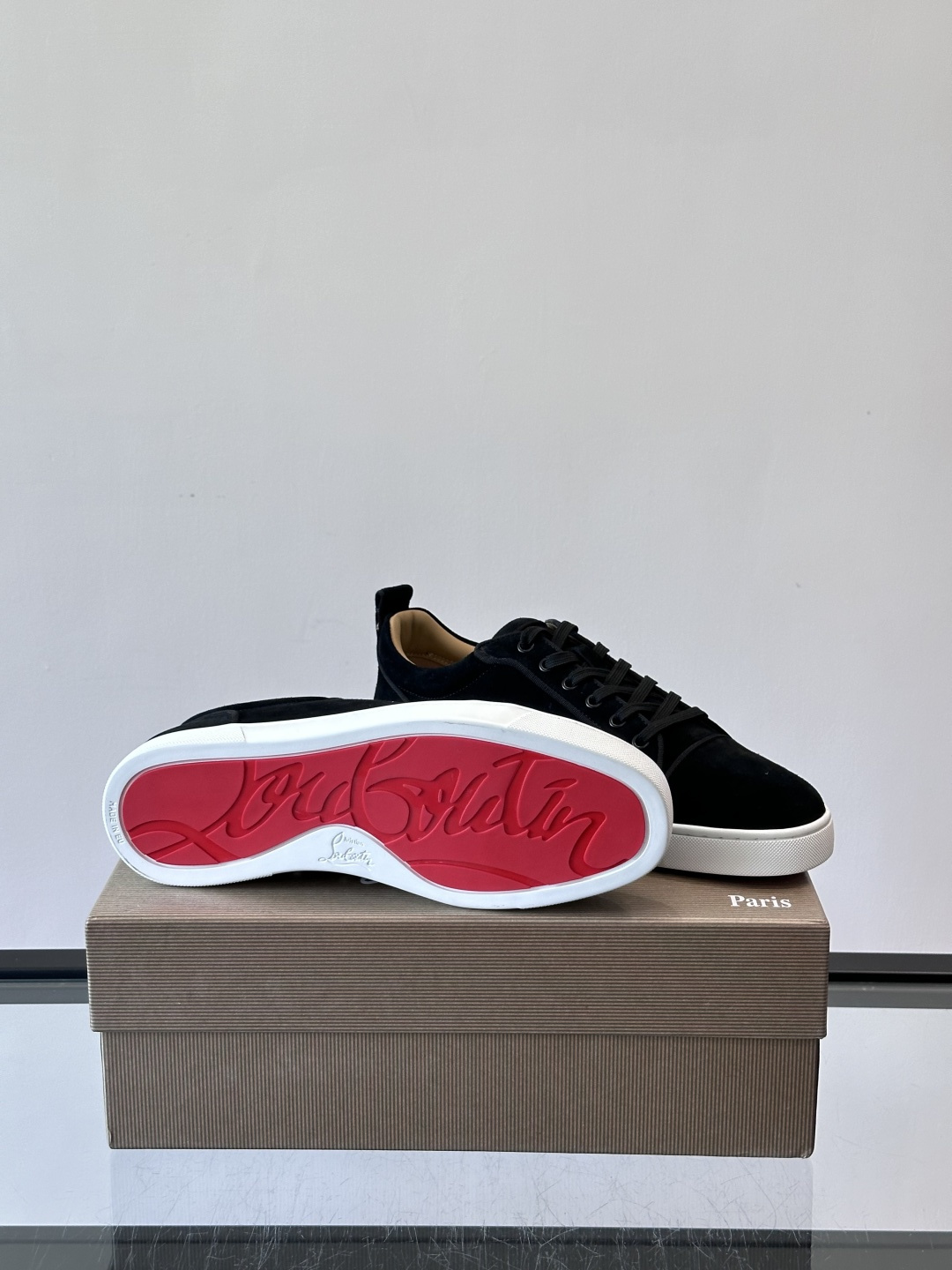 CL男士休闲板鞋，采用优质麂皮，触感柔软有质感。低帮设计＋简约鞋面，橡胶鞋底耐磨又舒适，日常穿搭超百搭！