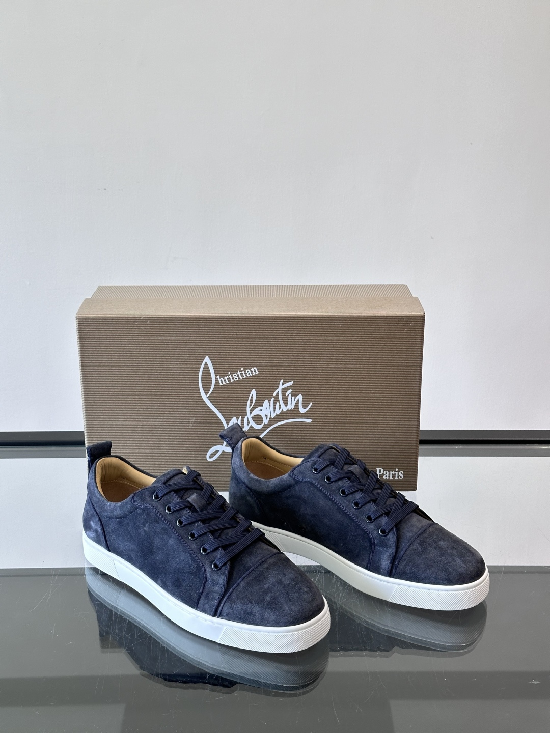 CL男士休闲板鞋，采用优质麂皮，触感柔软有质感。低帮设计＋简约鞋面，橡胶鞋底耐磨又舒适，日常穿搭超百搭！